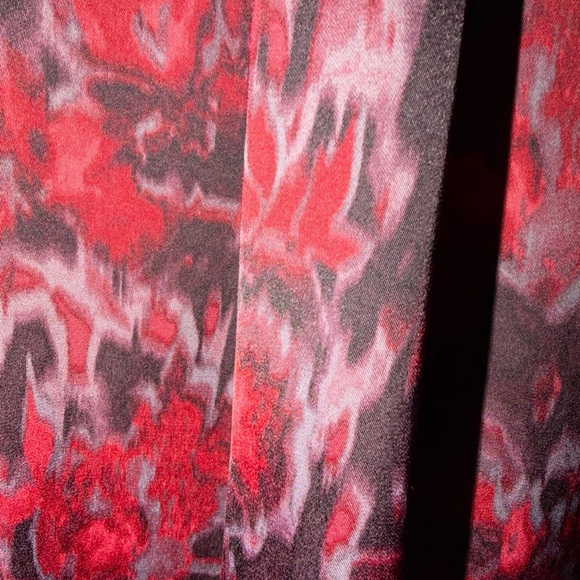 Simply Vera Vera Wang Sexy V-neck Red and Black Floral Blouse - Picture 5 of 6